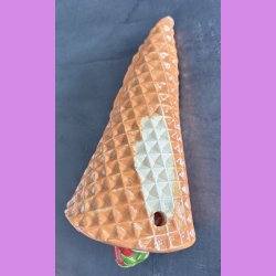 Vaffelis med jordb�r  - Kugler med choko, jordb�r og pistacie,
