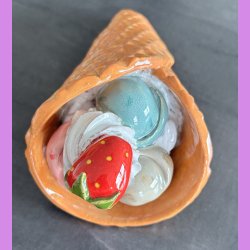 Vaffelis med jordb�r  - Kugler med choko, jordb�r og pistacie,