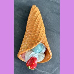 Vaffelis med jordb�r  - Kugler med choko, jordb�r og pistacie,