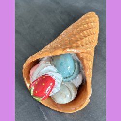 Vaffelis med jordb�r  - Kugler med choko, jordb�r og pistacie,