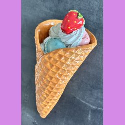 Vaffelis med jordb�r  - Kugler med choko, jordb�r og pistacie,