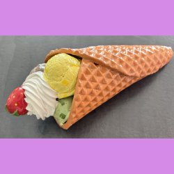 Vaffelis med jordb�r  - Kugler med choko stykker , lemon og pistacie,