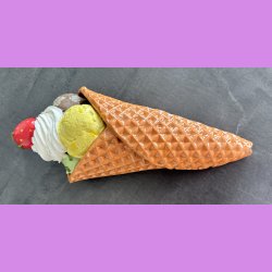 Vaffelis med jordb�r  - Kugler med choko stykker , lemon og pistacie,