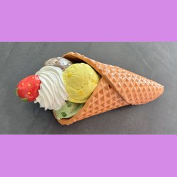 Vaffelis med jordb�r  - Kugler med choko stykker , lemon og pistacie,
