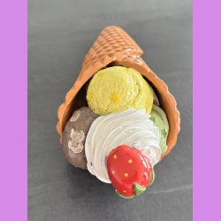 Vaffelis med jordb�r  - Kugler med choko stykker , lemon og pistacie,
