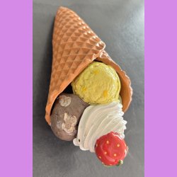 Vaffelis med jordb�r  - Kugler med choko stykker , lemon og pistacie,
