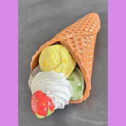 Vaffelis med jordb�r  - Kugler med choko stykker , lemon og pistacie,