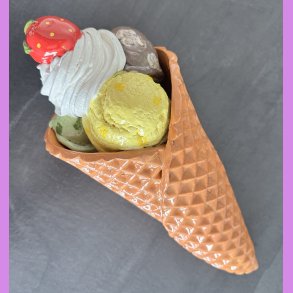 Vaffelis med jordb�r  - Kugler med choko stykker , lemon og pistacie,