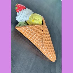 Vaffelis med jordb�r  - Kugler med choko stykker , lemon og pistacie,
