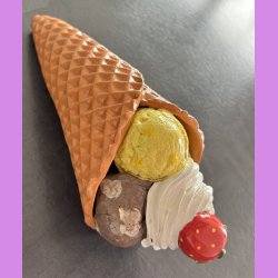 Vaffelis med jordb�r  - Kugler med choko stykker , lemon og pistacie,