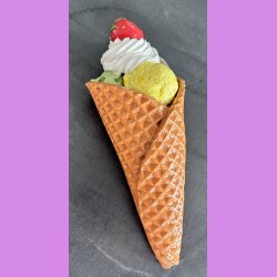 Vaffelis med jordb�r  - Kugler med choko stykker , lemon og pistacie,