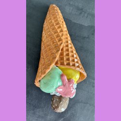 Vaffelis med fl�deboller - jordb�r sous - Kugler med lemon og pistacie,