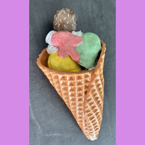 Vaffelis med fl�deboller - jordb�r sous - Kugler med lemon og pistacie,