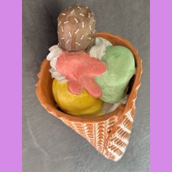 Vaffelis med fl�deboller - jordb�r sous - Kugler med lemon og pistacie,