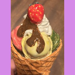 Vaffelis med fldeskum - choko saus og jordbr