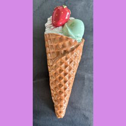 Vaffelis med jordb�r  -  softice, choko og pistacie.