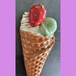 Vaffelis med jordb�r  -  softice, choko og pistacie.