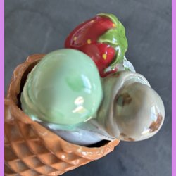 Vaffelis med jordb�r  -  softice, choko og pistacie.