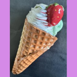 Vaffelis med jordb�r  -  softice, choko og pistacie.
