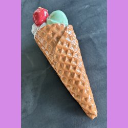 Vaffelis med jordb�r  -  softice, choko og pistacie.