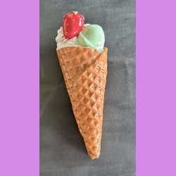 Vaffelis med jordb�r  -  softice, choko og pistacie.