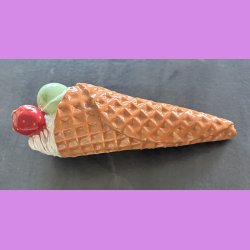 Vaffelis med jordb�r  -  softice, choko og pistacie.