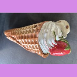 Vaffelis med jordb�r  -  softice, choko og pistacie.