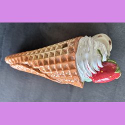 Vaffelis med jordb�r  -  softice, choko og pistacie.