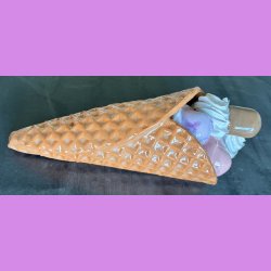 Vaffelis med fl�debolle  - Softice med bl�b�r, jordb�r og pistacie is.