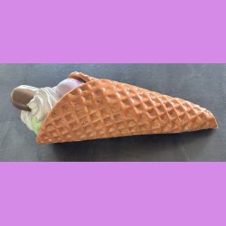 Vaffelis med fl�debolle  - Softice med bl�b�r, jordb�r og pistacie is.