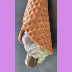 Vaffelis med fl�debolle  - Softice med bl�b�r, jordb�r og pistacie is.
