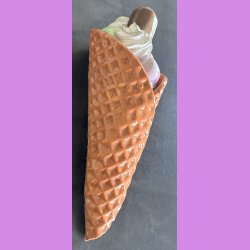 Vaffelis med fl�debolle  - Softice med bl�b�r, jordb�r og pistacie is.