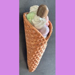 Vaffelis med fl�debolle  - Softice med bl�b�r, jordb�r og pistacie is.