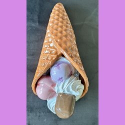 Vaffelis med fl�debolle  - Softice med bl�b�r, jordb�r og pistacie is.