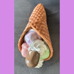Vaffelis med fl�debolle  - Softice med bl�b�r, jordb�r og pistacie is.