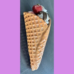 Vaffelis med jordb�r  - Vanilieis med nougat , jordb�ris, fl�deskum og chokolade saus,