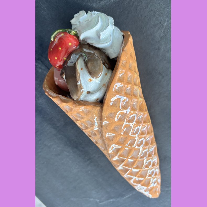 Vaffelis med jordb�r  - Vanilieis med nougat , jordb�ris, fl�deskum og chokolade saus,