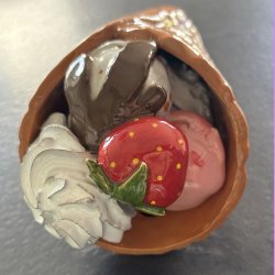 Vaffelis med jordb�r  - Vanilieis med nougat , jordb�ris, fl�deskum og chokolade saus,