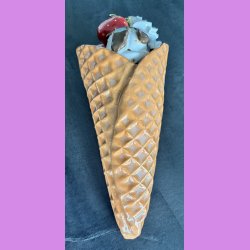 Vaffelis med jordb�r  - Vanilieis med nougat , jordb�ris, fl�deskum og chokolade saus,