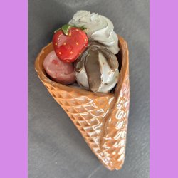 Vaffelis med jordb�r  - Vanilieis med nougat , jordb�ris, fl�deskum og chokolade saus,