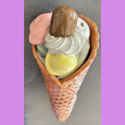 Vaffelis med fl�debolle, fl�deskum og guf  - Vanilieis med choko stykker , lemon og pistacie,