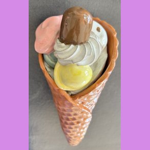 Vaffelis med fl�debolle, fl�deskum og guf  - Vanilieis med choko stykker , lemon og pistacie,