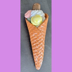 Vaffelis med fl�debolle, fl�deskum og guf  - Vanilieis med choko stykker , lemon og pistacie,