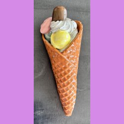 Vaffelis med fl�debolle, fl�deskum og guf  - Vanilieis med choko stykker , lemon og pistacie,