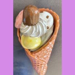 Vaffelis med fl�debolle, fl�deskum og guf  - Vanilieis med choko stykker , lemon og pistacie,