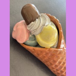 Vaffelis med fl�debolle, fl�deskum og guf  - Vanilieis med choko stykker , lemon og pistacie,