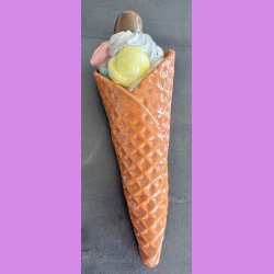 Vaffelis med fl�debolle, fl�deskum og guf  - Vanilieis med choko stykker , lemon og pistacie,
