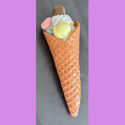 Vaffelis med fl�debolle, fl�deskum og guf  - Vanilieis med choko stykker , lemon og pistacie,