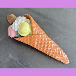 Vaffelis med fl�debolle, fl�deskum og guf  - Vanilieis med choko stykker , lemon og pistacie,