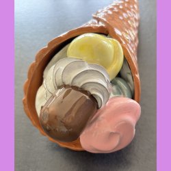 Vaffelis med fl�debolle, fl�deskum og guf  - Vanilieis med choko stykker , lemon og pistacie,